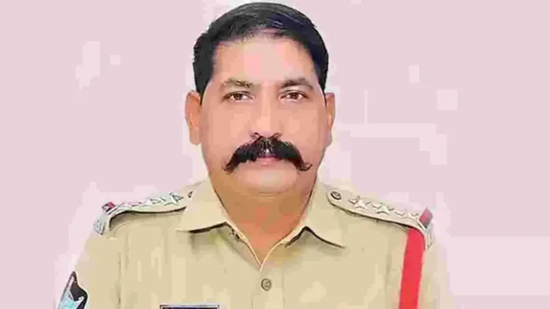 అత్యాచారం కేసు.. పోలీసుల ఎదుట లొంగిపోయిన మాజీ సీఐ..