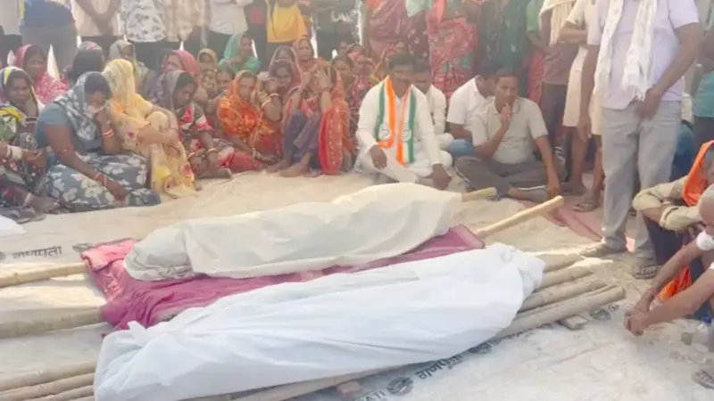 ट्रक की टक्कर से 2 युवकों की मौत, अल्ट्राटेक सीमेंट कंपनी के सामने शव रखकर परिजनों ने किया प्रदर्शन
