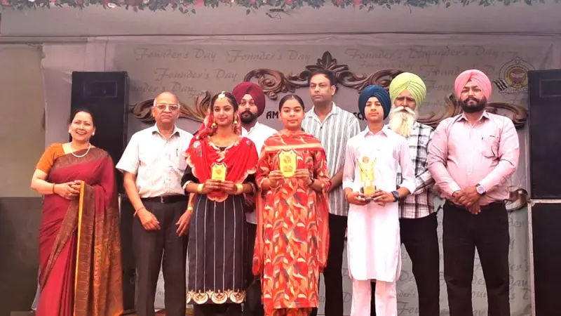 Amloh News: ਅਮਲੋਹ ਪਬਲਿਕ ਸਕੂਲ ਵਿਖੇ ਫਾਊਂਡਰ ਡੇਅ ਤੇ ਇਨਾਮ ਵੰਡ ਸਮਾਰੋਹ ਧੂਮ-ਧਾਮ ਨਾਲ ਮਨਾਇਆ