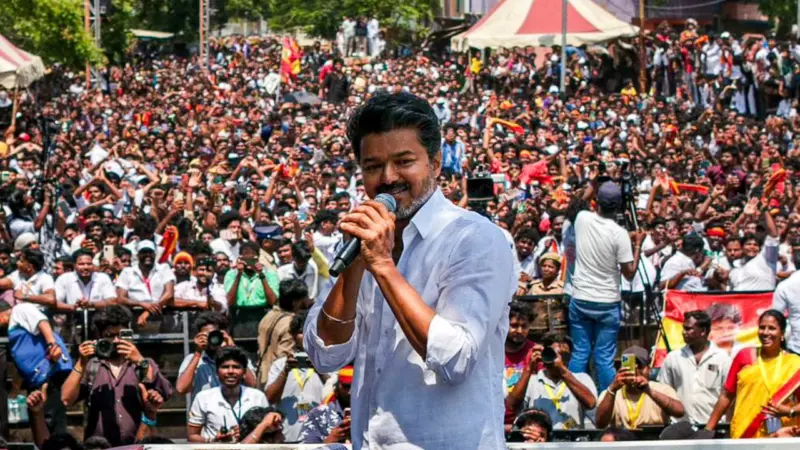 காங்கிரஸை முதல் முறை கடுமையாக விமர்சித்த விஜய். என்ன சொன்னார் தெரியுமா?