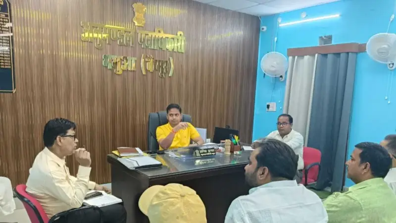 कैमूर : भभुआ एवं मोहनिया एसडीओ ने व्यवसायिक संस्थानों के मालिकों के साथ की बैठक, किसी भी स्थिति में व्यवसायिक संस्थानों पर घरेलू गैस सिलेंडर के उपयोग नहीं करने का दिया निर्देश