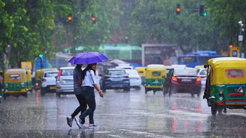 வங்கக்கடலில் நிலவும் காற்றழுத்த தாழ்வு பகுதி.. 10 மாவட்டங்களுக்கு கனமழை எச்சரிக்கை..