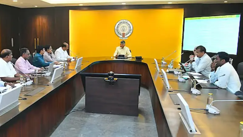 ఇళ్ల నిర్మాణం వేగవంతం చేయండి-సీఎం చంద్రబాబు ఆదేశాలు