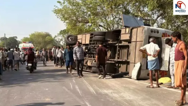 Chhattisgarh Bus Accident: छत्तीसगढ़ में बड़ा हादसा, 50 से ज्यादा यात्रियों से भरी बस पलटी