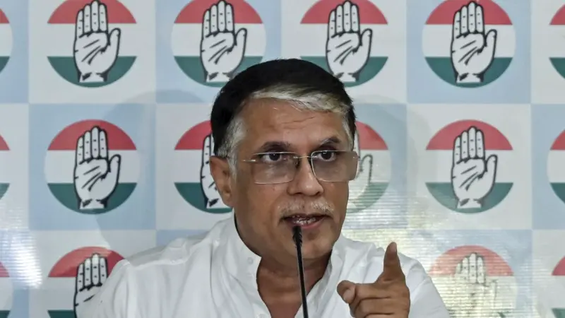 पवन खेडांच्या घरी धडकले आसाम पोलिस