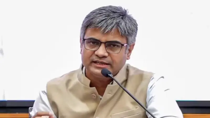 Sandeep Pathak पर FIR से बवाल, Majithia का तंज-'Hero से Zero कैसे बने?'