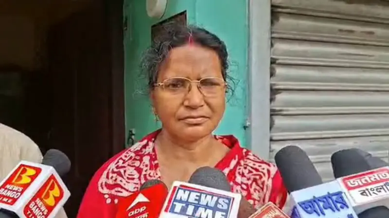 Panihati BJP: ভোটের প্রচারে বেরিয়ে পানিহাটিতে অভয়ার মাকে হেনস্তার অভিযোগ, তুঙ্গে তৃণমূল-বিজেপি তরজা
