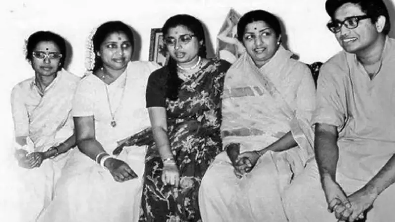 Mangeshkar Family: 20 सदस्यांचे कुटुंब आणि अनेक दशकांचा वारसा, जाणून घ्या आशाताईंच्या मंगेशकर परिवाराविषयी.