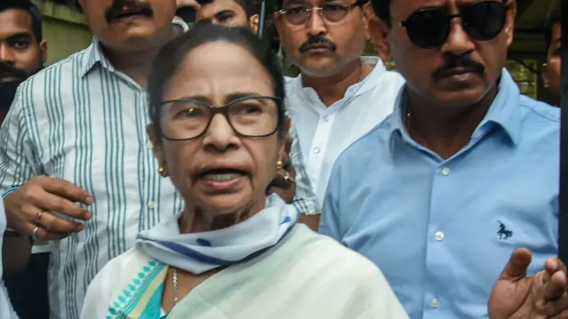 തെരഞ്ഞെടുപ്പ് അട്ടിമറിച്ചാല്‍ ജീവൻ നല്‍കിയും പോരാടും, കമ്മീഷനും ബിജെപിക്കുമെതിരെ രൂക്ഷവിമര്‍ശനവുമായി മമത