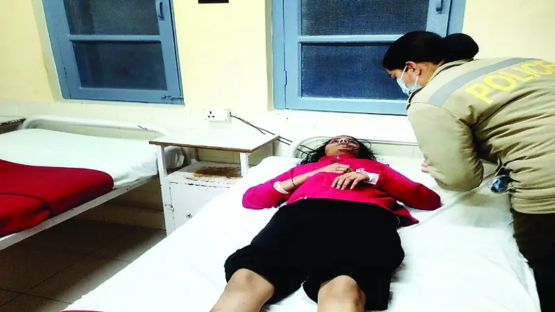 कुल्लू के जलोड़ा में हादसा; खाई में गिरी ट्रैवलर तीन की मौके पर मौत, 17 सवार घायल - Divya Himachal