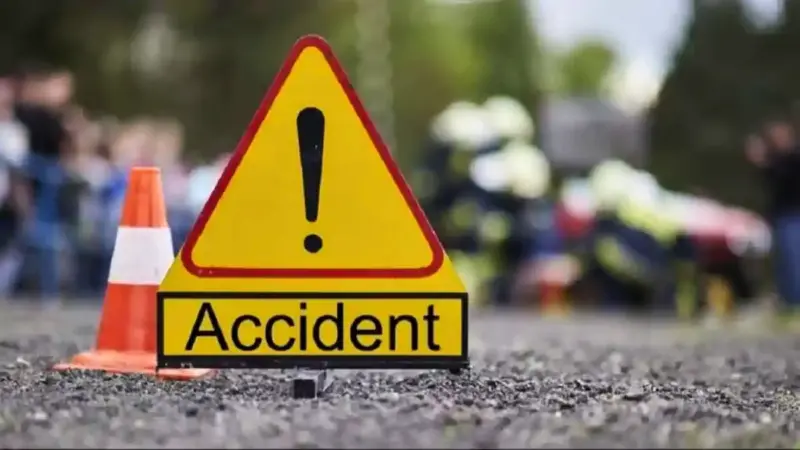 Bihar Road Accident : कटिहार में भीषण सड़क हादसा, अनियंत्रित ट्रक ने बाइक सवारों को रौंदा, तीन लोगों की मौके पर हुई मौत