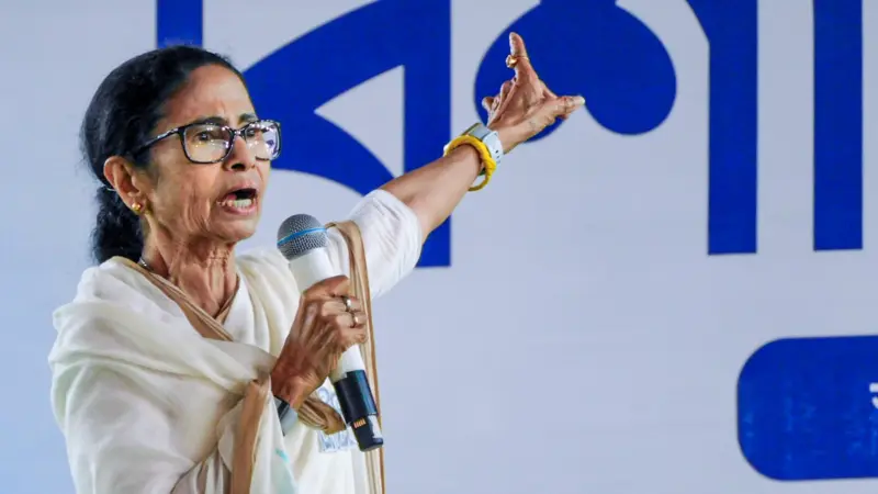 मालदा हिंसा पर ममता बनर्जी का आरोप: "असली आरोपी फरार, निर्दोषों को उठा रही NIA"