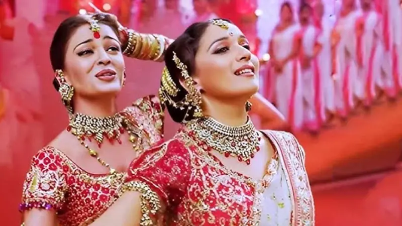 টানা ১৩ ঘণ্টা নাচ! 'ডোলা রে ডোলা' গানের শুট করতে গিয়ে কী হয়েছিল চার মাসের অন্তঃসত্ত্বা মাধুরীর?