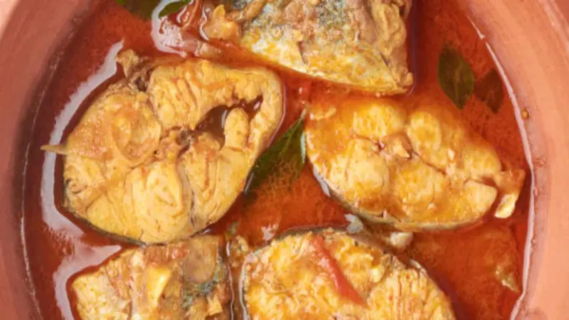 গরমে পেট ঠান্ডা রাখতে কাঁচা আম দিয়ে রান্না করুন কাতলা বা রুই মাছের টক ঝোল