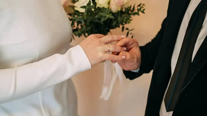 নেই ভুরিভোজ, নেই উপহারের ঘটা! ডাচ বিয়ের এই অদ্ভুত নিয়ম জানলে চমকে উঠবেন আপনিও