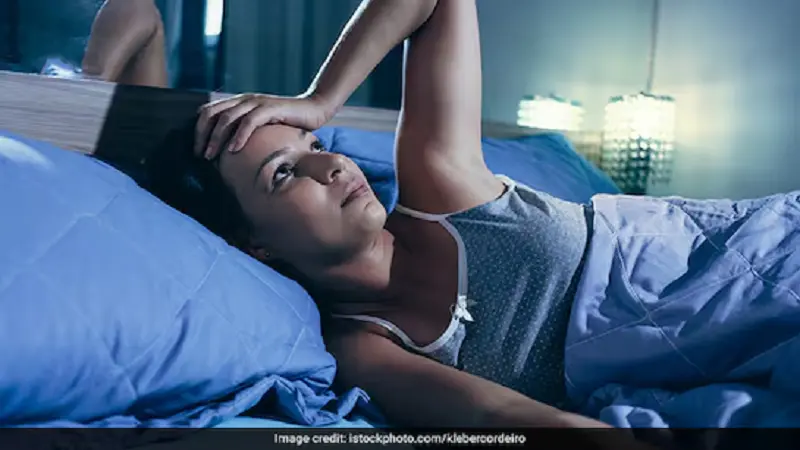 करवटों से परेशान हैं? इन 5 टिप्स से पाएं गहरी और आरामदायक नींद