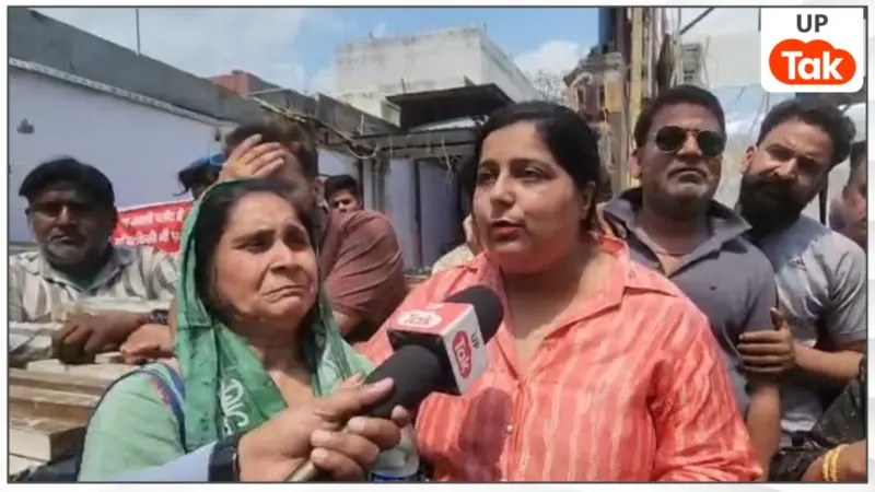 40 हजार फीस भर दी और स्कूल सील हो गया... मेरठ में बिलखती महिलाओं ने पूछे तीखे सवाल, पसीज जाएगा दिल
