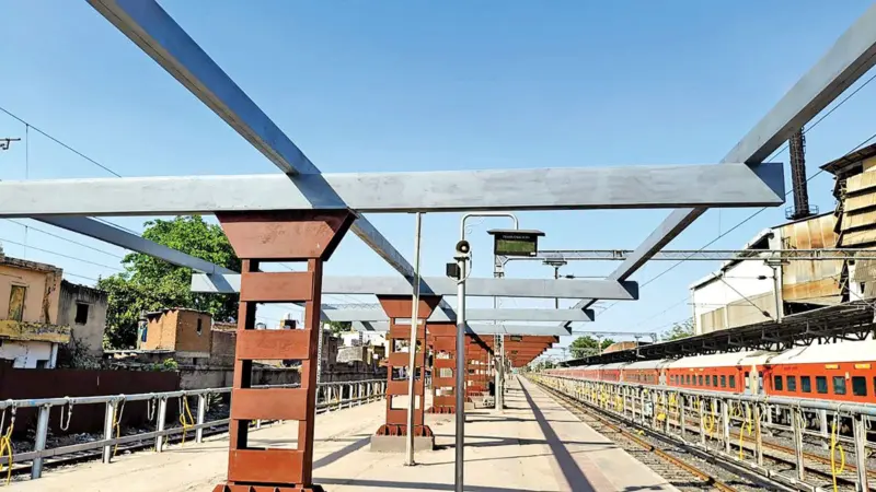 No roof yet over Asarwa rly stn platformShed structure ready for 45 days, but with no roofing, long-distance travellers forced to wait in scorching heat