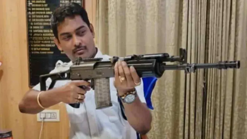 সাসপেন্ড কালীঘাটের ওসি গৌতম দাস, স্বয়ংক্রিয় আগ্নেয়াস্ত্র নিয়ে সমাজমাধ্যমে ছবি