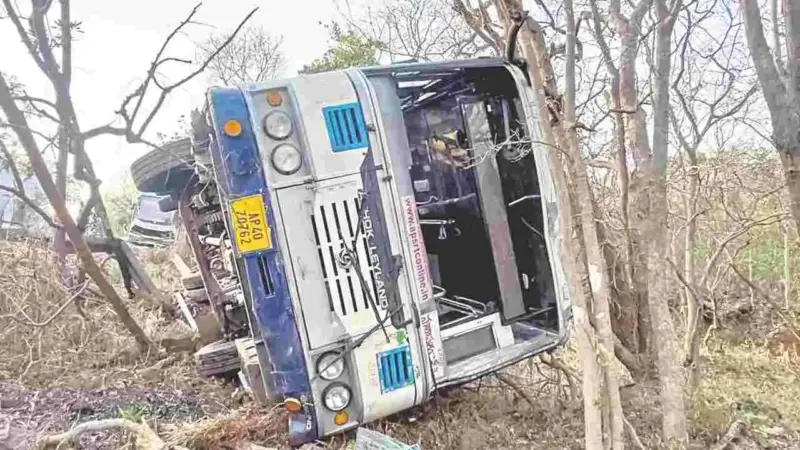 శ్రీశైలం ఘాట్ రోడ్‌లో బస్సు బోల్తా.. ప్రాణాలతో బయటపడ్డ ప్రయాణికులు!
