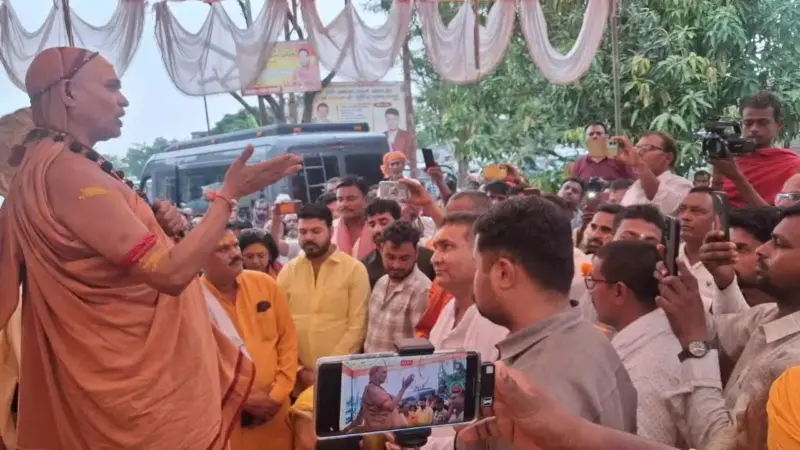 Kushinagar News: कुशीनगर में शंकराचार्य का सरकार पर हमला, गौ रक्षा पर जोर