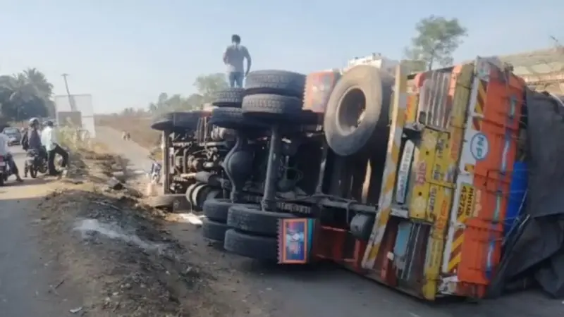 Kagal accident | कागलमध्ये पेंट्सचा ट्रक पलटी; महामार्गावर वाहतूक ठप्प