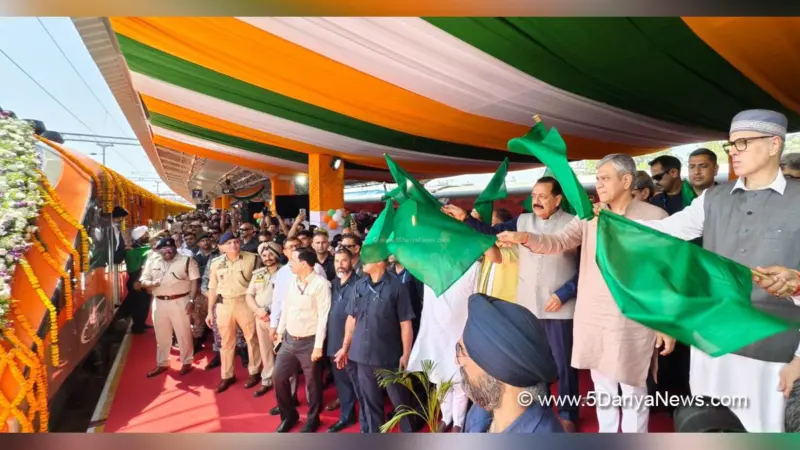 जम्मू-कश्मीर : रेल मंत्री अश्विनी वैष्णव ने जम्मू से श्रीनगर के लिए पहली वंदे भारत ट्रेन को दिखाई हरी झंडी