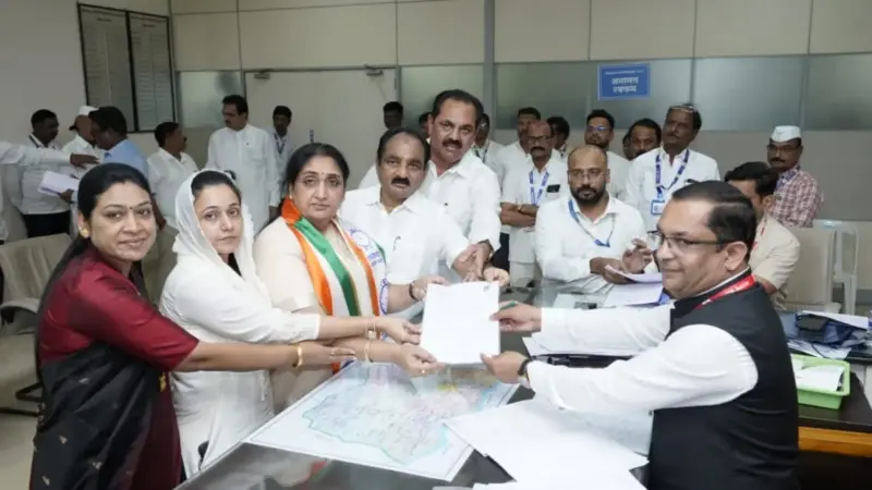 Baramati By Election: सुनेत्रा पवारांनी भरला उमेदवारी अर्ज, भावूक होत बारामतीकरांना दिलं 'हे' आश्वासन