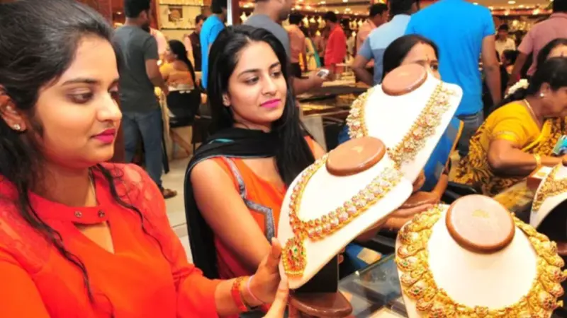 Gold Price Today: తగ్గని బంగారం ధరలు.. తెలుగు రాష్ట్రాల్లో తులం ఎంతంటే..