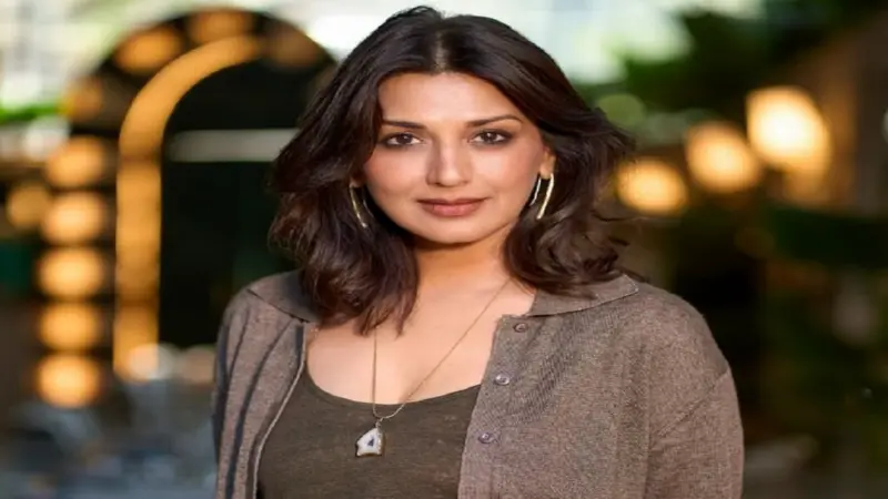 अभिनेत्री सोनाली बेंद्रे आणि तिच्या पतीवर जमीन बळकावल्याचा आरोप