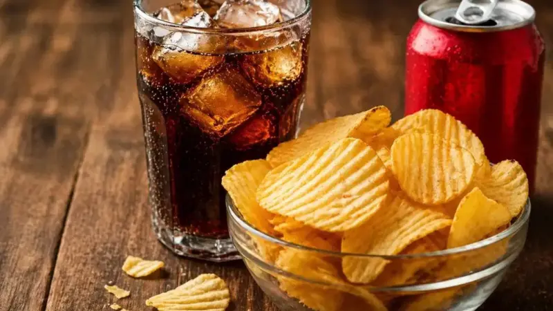 Cold Drink And Chips : కూల్‌డ్రింక్‌తో చిప్స్ తింటున్నారా? ఈ 'డెడ్లీ కాంబినేషన్' ప్రాణాలకే ముప్పు.. అసలు నిజాలు ఇవే!