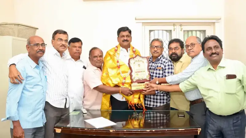 మంత్రి పయ్యావుల కేశవ్ చిన్ననాటి స్నేహితుల కలయిక