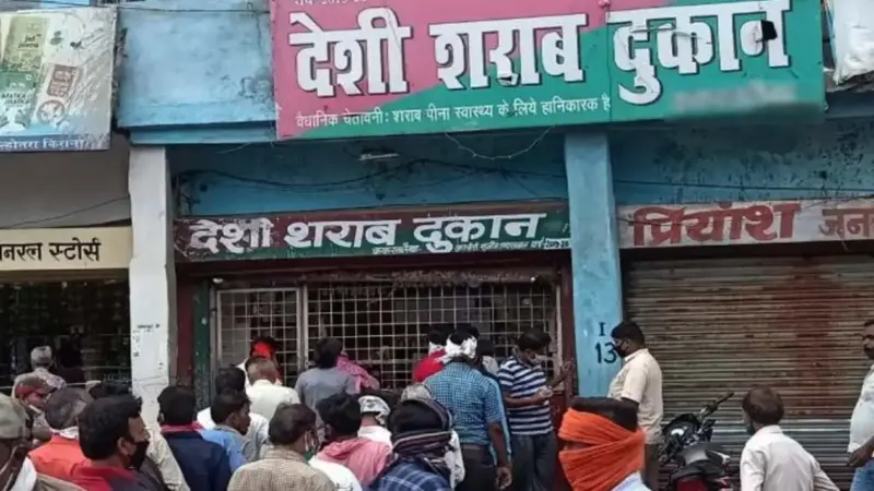 दुकानों में देशी शराब की भारी कमी : प्लास्टिक बोतलों में वर्तमान मांग की एक चौथाई ही सप्लाई कर पा रही कंपनियां