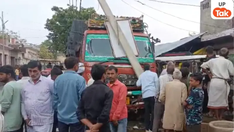 Barabanki Accident: बाराबंकी में बड़ा हादसा टला: बेकाबू DCM ने ई-रिक्शा और बिजली पोल को मारी जोरदार टक्कर