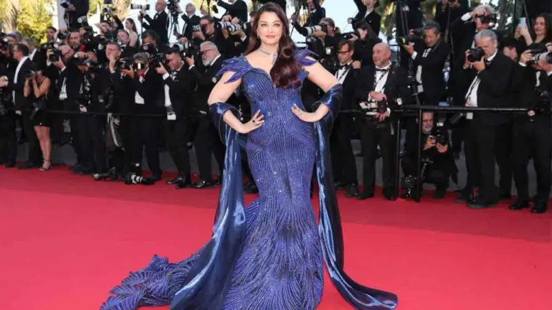 Aishwarya Rai | కేన్స్లో దేవకన్యలా.. నీలిరంగు గౌనులో మెరిసిన ఐశ్వర్య రాయ్..!