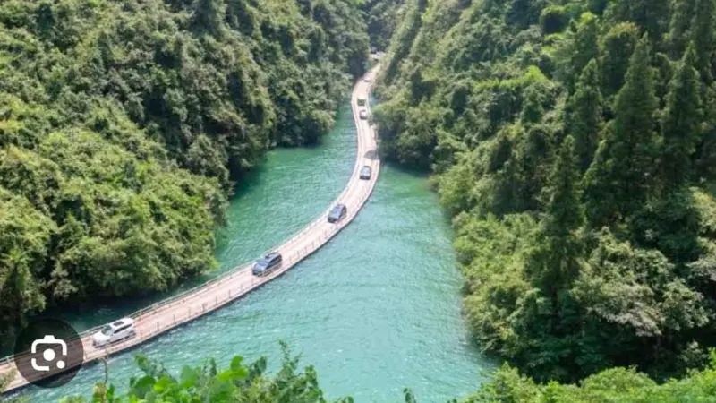 இயற்கையோடு இணைந்து செல்லும் சிசிகுவான் மிதக்கும் பாலம்!