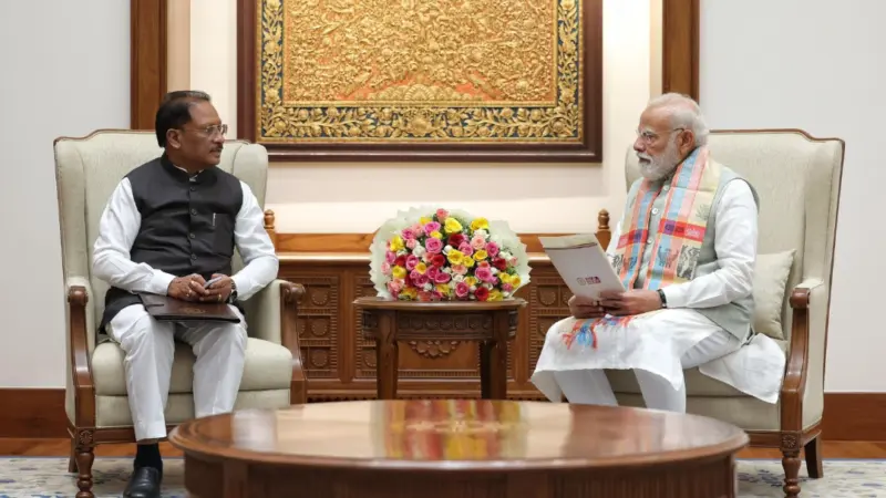 बस्तर 2.0 की शुरुआत: CM विष्णुदेव साय ने PM मोदी को मानसून बाद दौरे का न्योता दिया, 360° विकास का मेगा ब्लूप्रिंट सौंपा