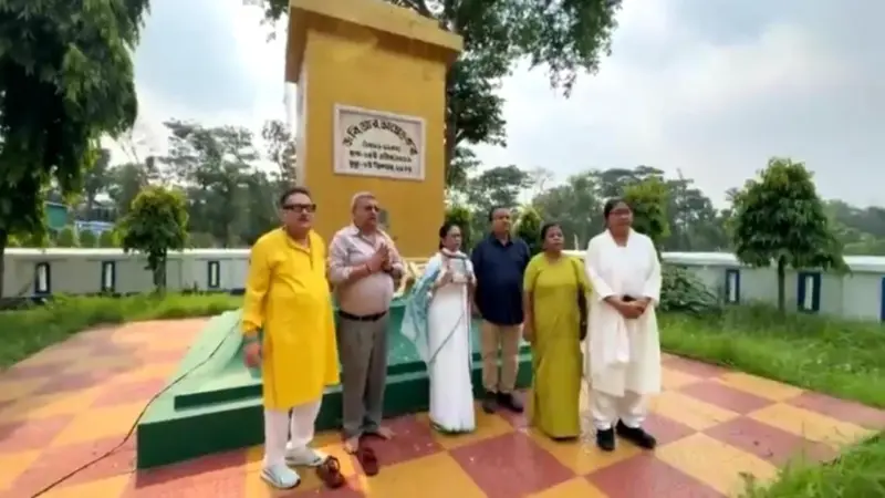 আম্বেডকরের মূর্তিতে মাল্যদান বনাম ধর্নামঞ্চে প্রত্যাবর্তন: ক্ষমতা হারানোর পর সাবেক মুখ্যমন্ত্রীর রাজনৈতিক নাটক নিয়ে উঠছে প্রশ্ন!