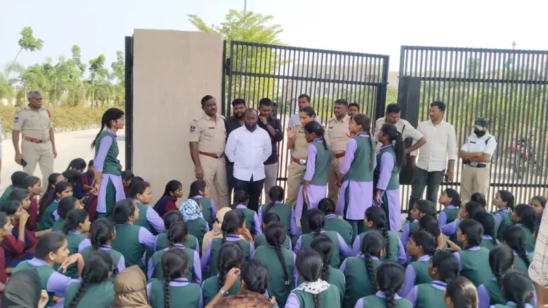 సమస్యలపై గల మెత్తిన నర్సింగ్ కళాశాల విద్యార్థునిలు