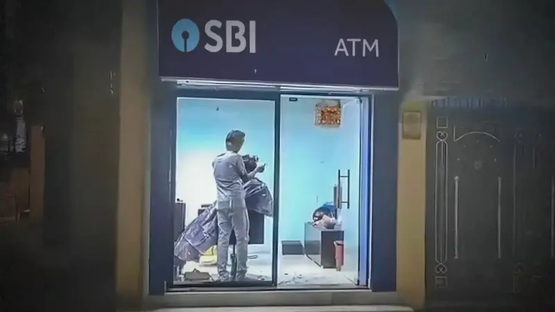 ఏటీఎంలో సెలూన్ షాప్.. బీహార్లో వైరల్ ఘటన