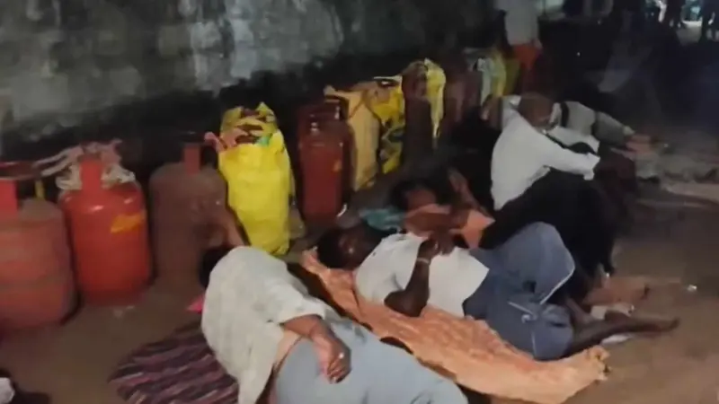 Telangana: LPG delays force Mahabubabad villagers to sleep outside gas agency