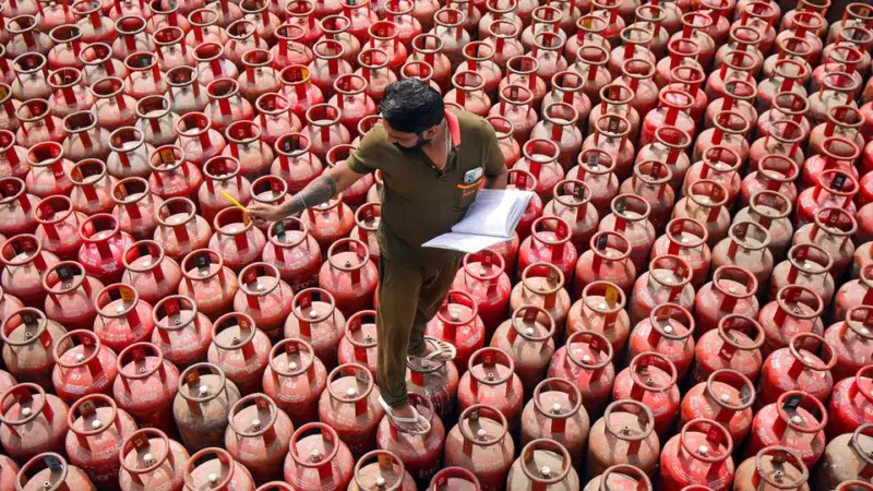 What LPG cylinder costs on 16 May: Domestic vs commercial rates in Delhi, Mumbai, Bengaluru