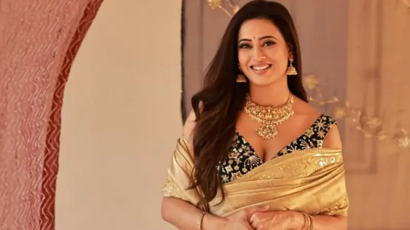 श्वेता तिवारी ने गोल्डन साड़ी में ढाया कहर, डीप नेक ब्लाउज पहन लगाया बोल्डनेस का तड़का