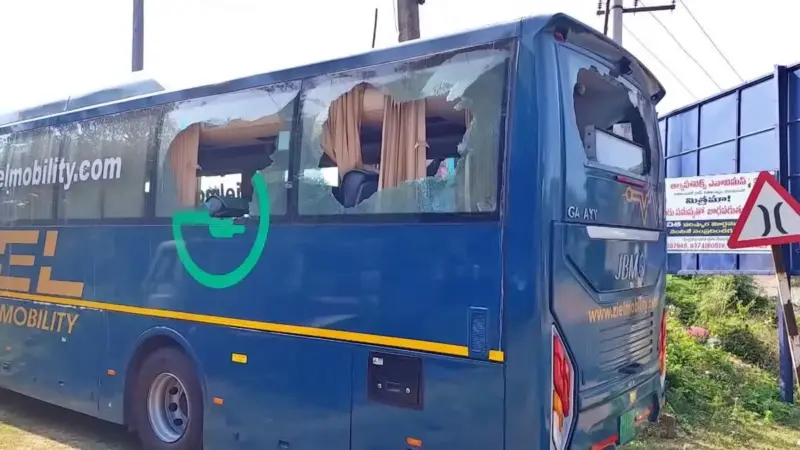 ఘోర ప్రమాదం ప్రైవేటు బస్సు, బైక్ ఢీ.. ముగ్గురు మృతి