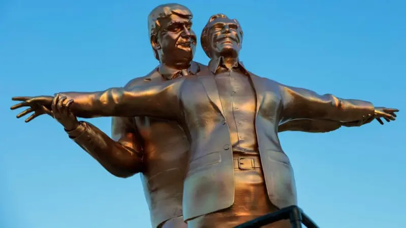 Titanic-style statue of Trump and Epstein surfaces near Capitol Hill - 'tragic love story...' | Viral video