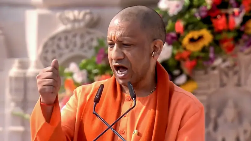 बारिश से बर्बाद फसलों पर योगी सरकार का बड़ा एक्शन, 75 जिलों के अधिकारियों को तत्काल राहत पहुंचाने के निर्देश