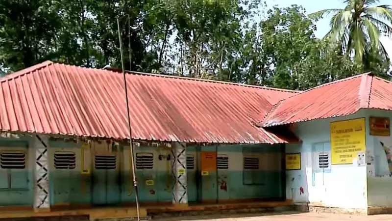 സ്മാര്‍ട്ട് ആവാതെ പാടം എസ്കെവി എല്‍പി സ്കൂള്‍; ഇപ്പോഴും പ്രവര്‍ത്തിക്കുന്നത് ടിൻ ഷീറ്റ് കൊണ്ടുള്ള മേല്‍ക്കൂരയില്‍