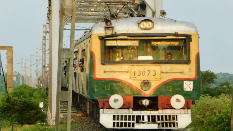 উইকএন্ডে ধাক্কা! হাওড়া-শিয়ালদহ শাখায় বাতিল গুচ্ছ লোকাল ট্রেন