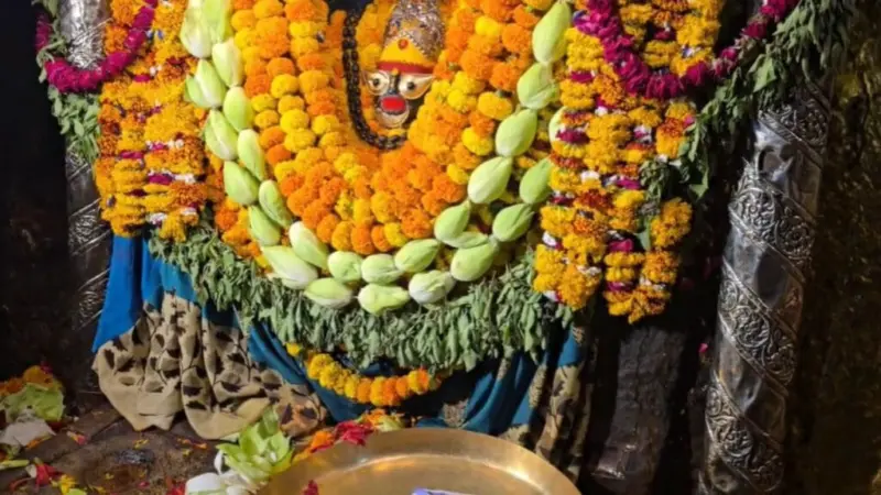अष्टभुजा मंदिर में गंदे पानी का रिसाव! भीग जा रहे माता के वस्त्र, पुजारी की शिकायत पर एक्शन में DM