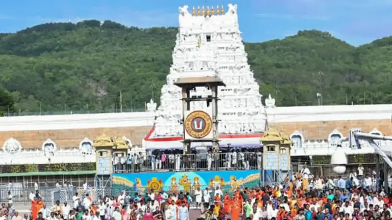 భక్తులతో కిక్కిరిసిన తిరుమల.. దర్శనానికి 24 గంటల సమయం